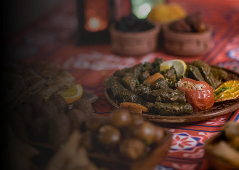 Hintergrundbild mit türkischen Gerichten auf einem gedeckten Tisch.