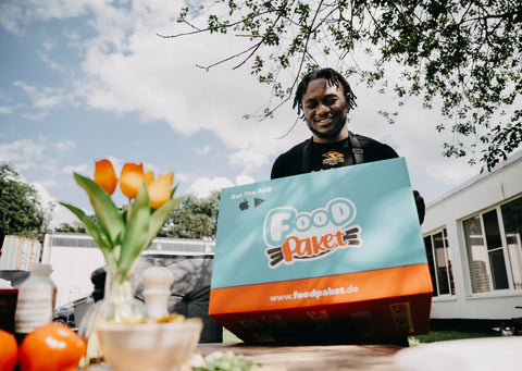 Ein Spieler der Ravens trägt ein Paket von Foodpaket.